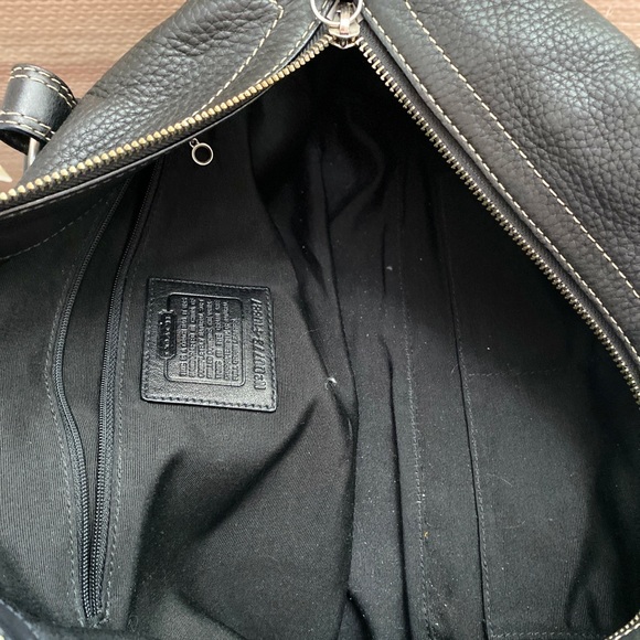 Vintage Coach pebbled Leather large Black shoulder bag. - Picture 10 of 12